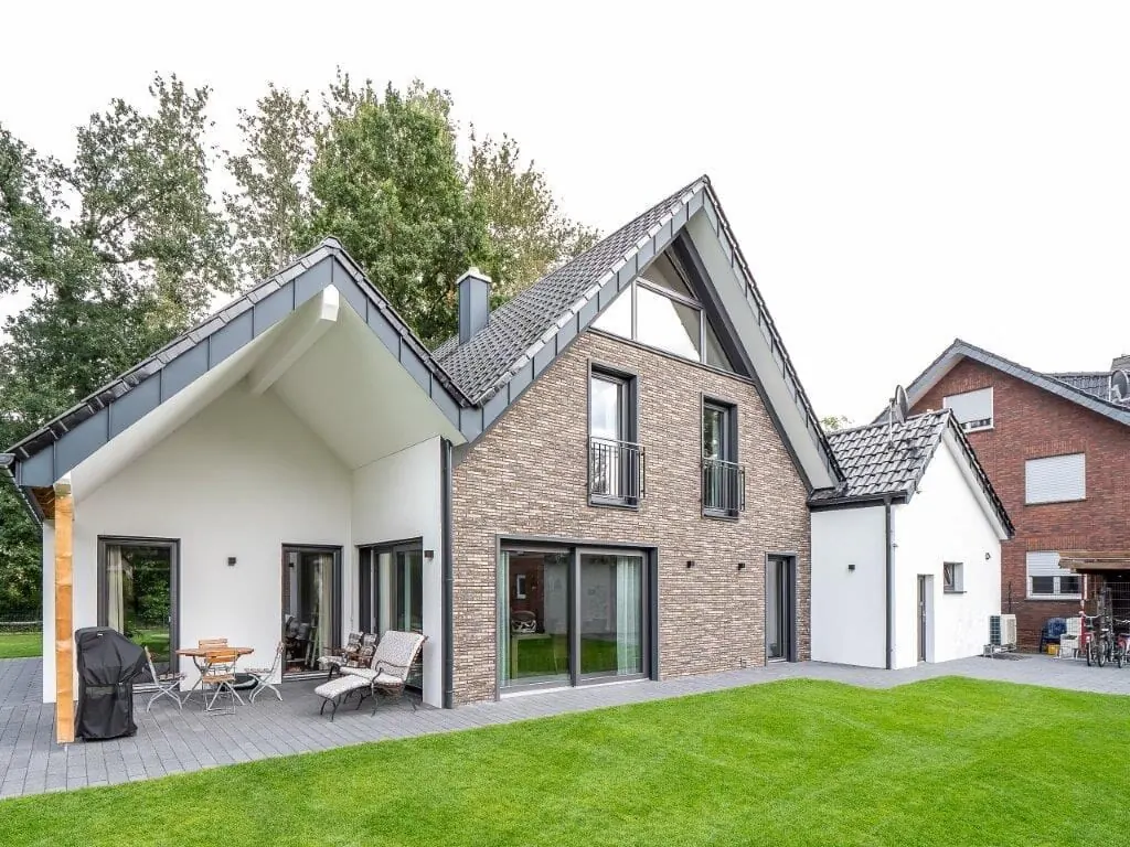 Fertiggestelltes massives Wohnhaus